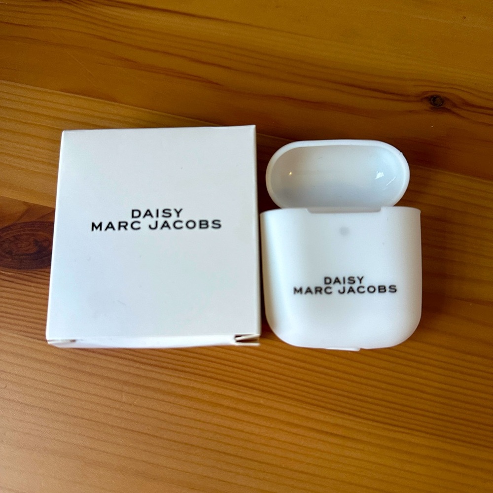 Daisy by Marc Jacobs Airpods protective case